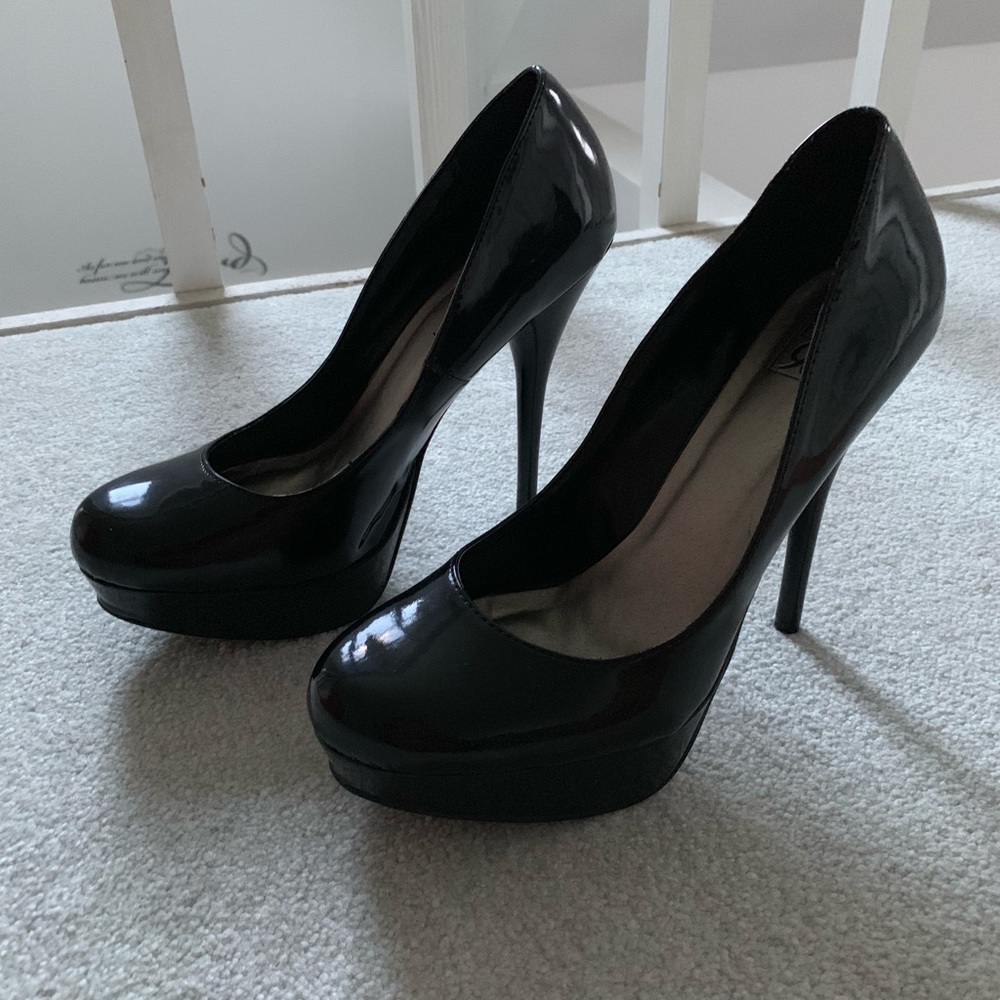 Shiny black heel